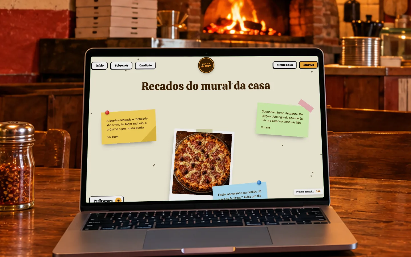 Notebook com o mural de recados da casa, bilhetes e foto da pizza